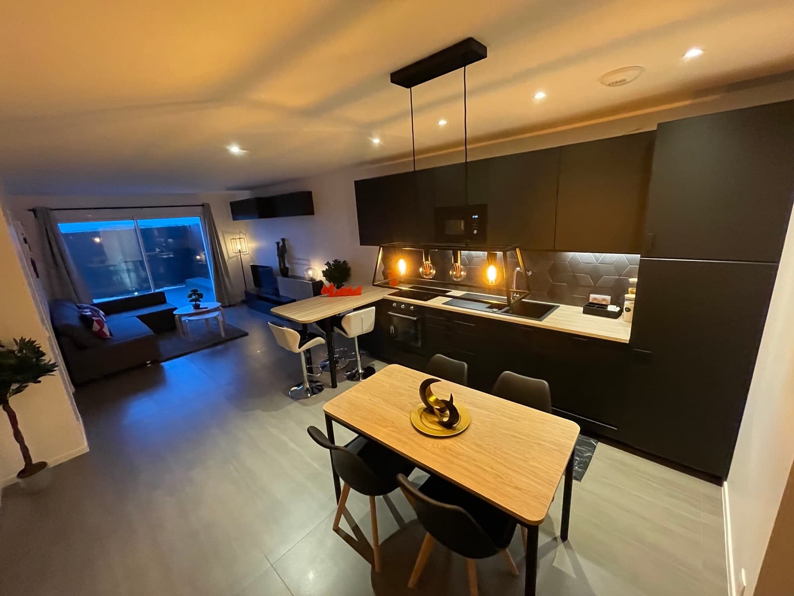 Cuisine ouverte et salle à manger, Gold Cocoon — T3 74m² à Villejust (Essonne, Île-de-France)